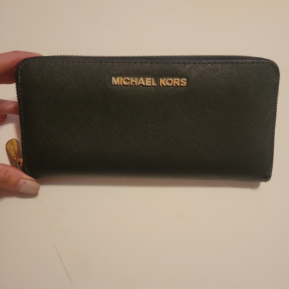 Michael Kors Jet Set Zip Around Large Wallet EUC Minimalist Neutral Staple Piece